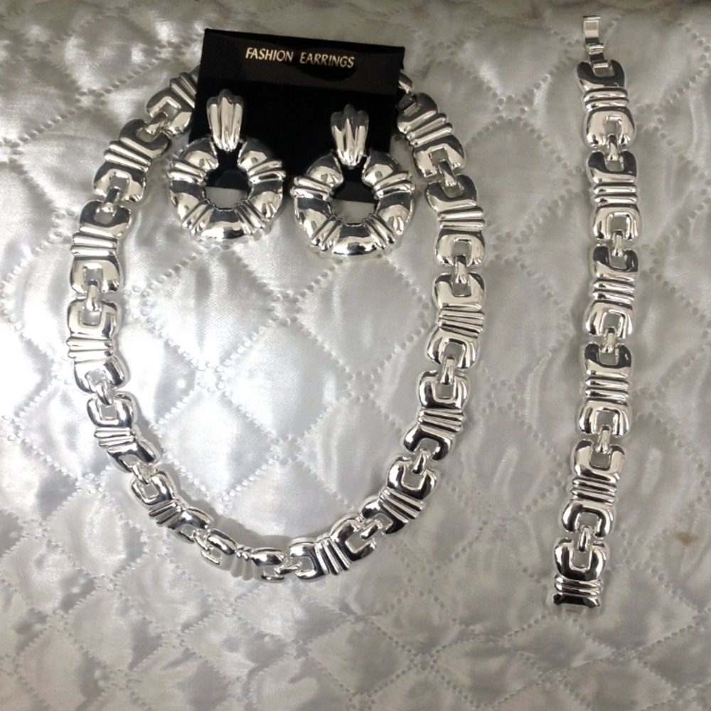 Woman's fashionable chain jewelry set